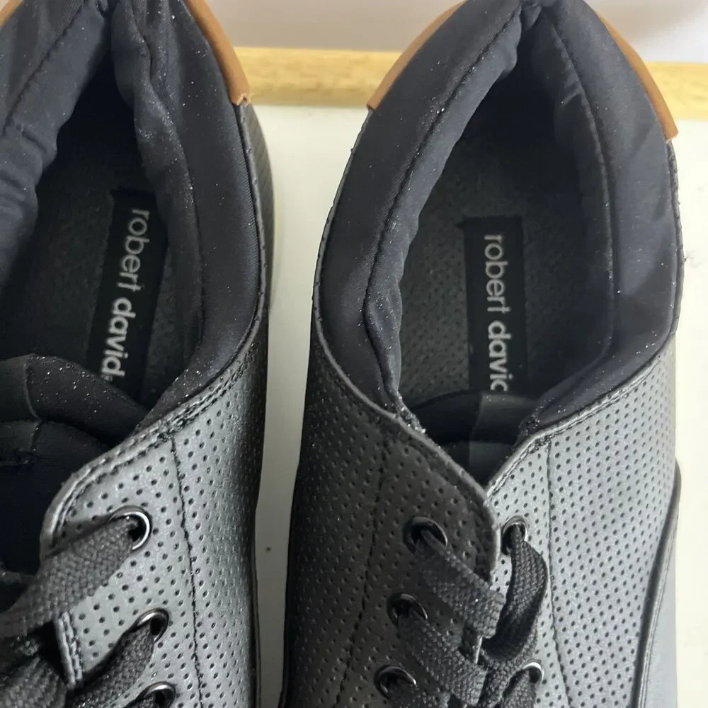 Robert David Black Low Top Casual Men’s Snikers Size 13 M Comfortable Matrix
